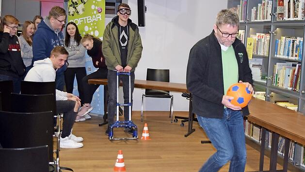 Hindernisparcours mit und ohne "Rauschbrille" Foto: Kulmbacher Brauerei