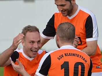 Das Kleintettauer Stürmerduo Nico Fröba (l.) und Andreas Böhnlein (r.) will zusammen mit Ibrahim Iskender (oben) nun auch die Bezirksliga aufmischen.  Foto: Gunther Czepera, Archiv