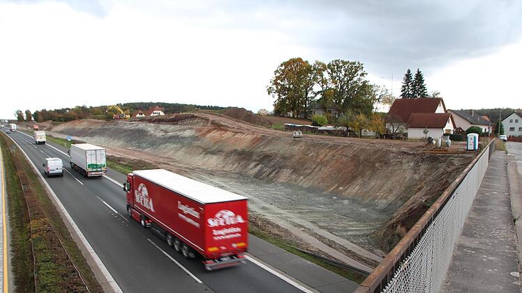 Das Anwesen der Familie Pfann (rechts) liegt direkt an der Autobahn.  Fotos: Andreas Dorsch