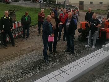 Riedenbergs Gemeinderäte und Anwohner begutachten den Baustellensachstand. Foto: Evelyn Schneider