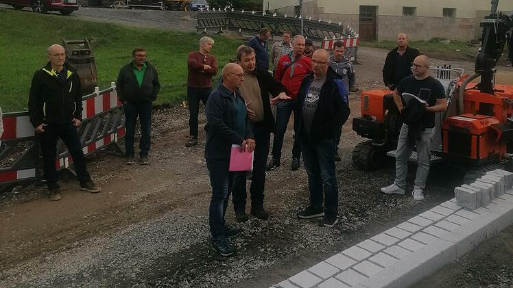 Riedenbergs Gemeinderäte und Anwohner begutachten den Baustellensachstand. Foto: Evelyn Schneider