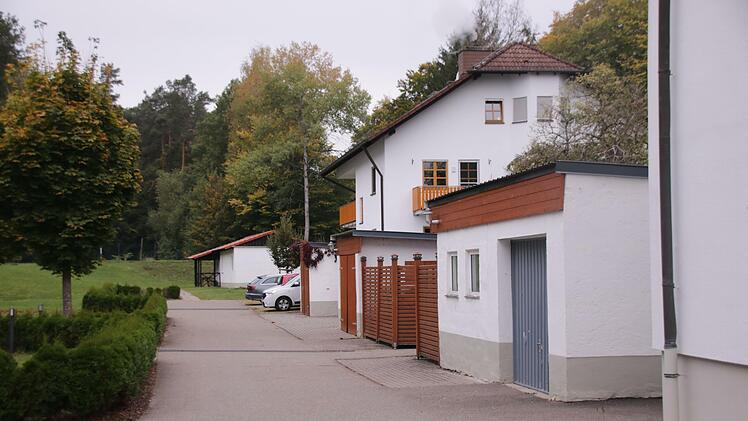 Der Zufahrtsweg sowie die Garagen werden abgerissen und zu einer Parkanlage. Foto: Benedikt Borst