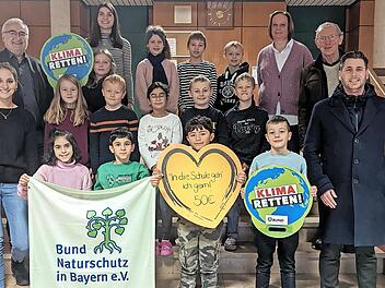 Großes Lob hat es für die Siegerklasse 3 b von (v. l. ) Lehrerin Paula Lieb, Schulleiter Wolfgang Grader, Klassenleiterin Lisa Grosch, Schulkoordinatorin der Klimaschutzaktion Anja Kauper, BN-Kreisvorsitzenden Anton Reinhardt und VR-Bank-Beauftrag...