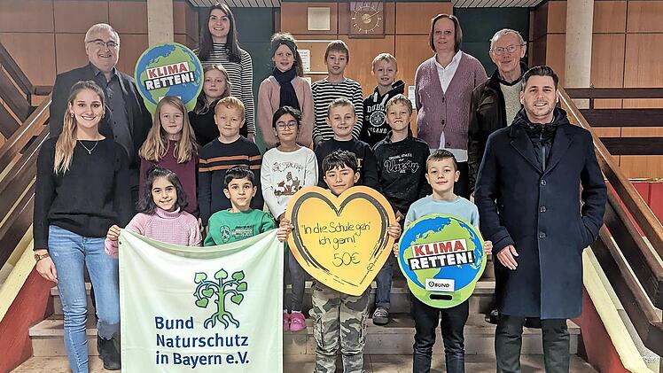 Großes Lob hat es für die Siegerklasse 3 b von (v. l. ) Lehrerin Paula Lieb, Schulleiter Wolfgang Grader, Klassenleiterin Lisa Grosch, Schulkoordinatorin der Klimaschutzaktion Anja Kauper, BN-Kreisvorsitzenden Anton Reinhardt und VR-Bank-Beauftrag...