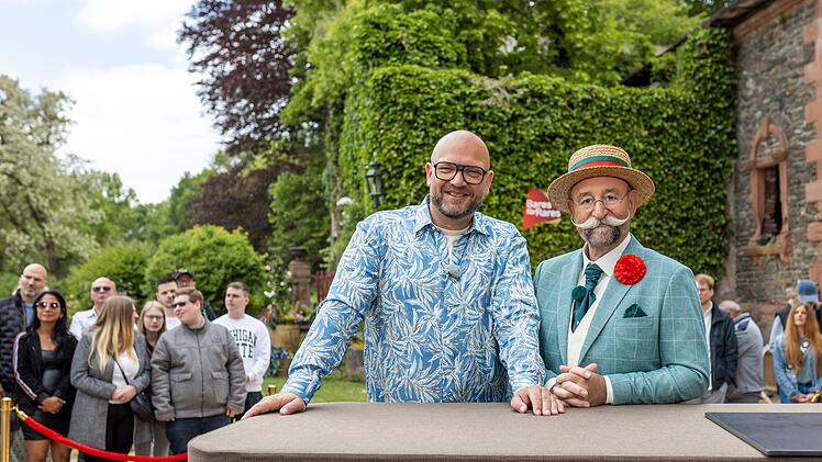 Kunst- und Antiquitätenhändler Sven Deutschmanek (links) ist seit der zweiten Staffel als Experte in Horst Lichters Trödelshow dabei.