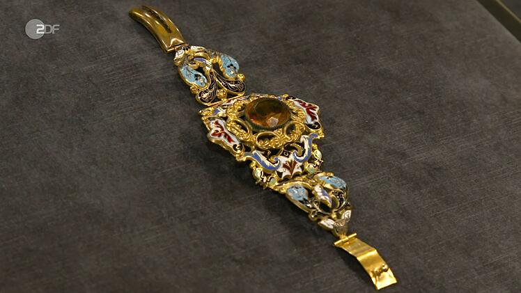 Das opulente Armband mit Emaille und Glassteinen aus der Zeit um 1850 oder 1860 war 200 bis 250 Euro wert. Elke Velten bezahlte für den antiken Schmuck sogar 360 Euro.