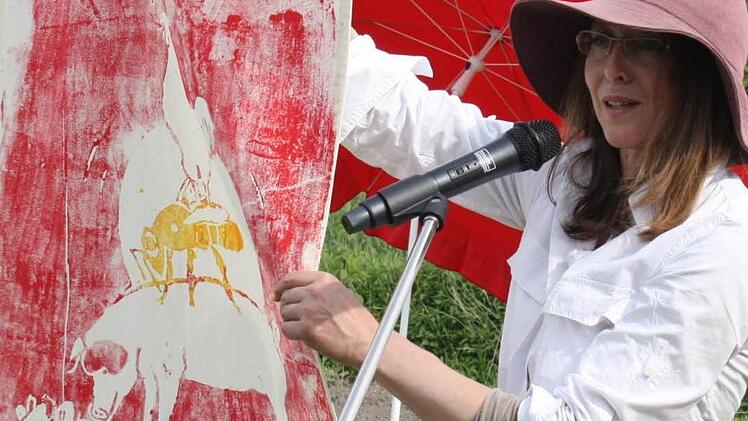 Die Künstlerin Birgit Jönsson mit Druckfahne
