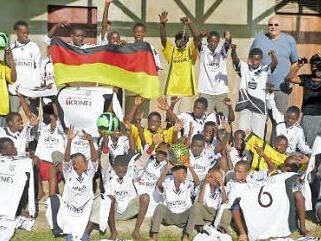 Die Jugendlichen des Fußballclubs "Zaragoza Mtwapa" freuten sich über die Trikot- und Ballspenden aus Sand, die Günther Schneider (oben rechts) überbrachte. FC-Sand-Trikots sind jetzt in Kenia.  Foto: privat
