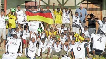 Die Jugendlichen des Fußballclubs "Zaragoza Mtwapa" freuten sich über die Trikot- und Ballspenden aus Sand, die Günther Schneider (oben rechts) überbrachte. FC-Sand-Trikots sind jetzt in Kenia.  Foto: privat