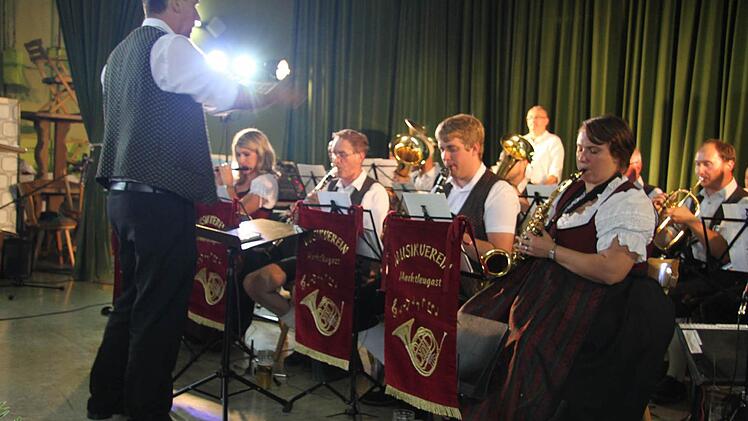 Der Musikverein Marktleugast sorgte für die musikalische Untermalung - und hatte sogar für den Ehrenkreisbrandrat Fritz Schramm und für den Landrat Klaus Peter Söllner ein Geburtstagsständchen parat.Foto: Sonja Adam