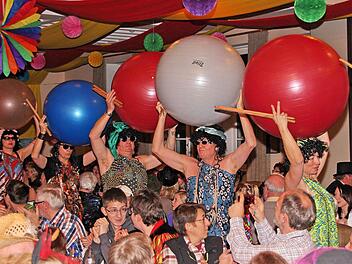 Die Mamas und Papas zogen in die Halle ein und begeisterten schnell das Publikum.  Foto: Dieter Britz