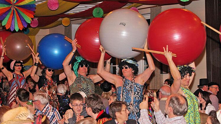 Die Mamas und Papas zogen in die Halle ein und begeisterten schnell das Publikum.  Foto: Dieter Britz