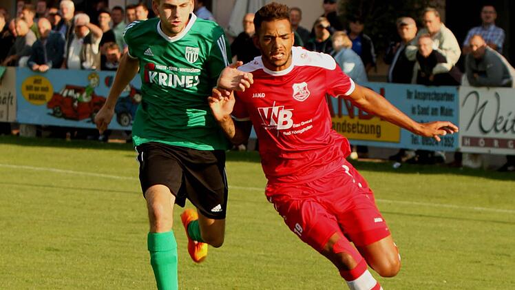Der Aubstadter Michael Dellinger (rechts) versucht den Sander Christopher Gonnert (links) vom Ball wegzuhalten und in den Strafraum einzudringen.