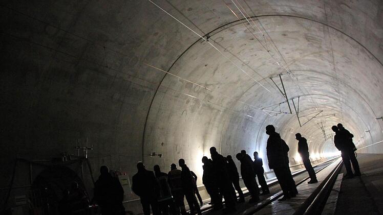 In der knapp neun Meter hohen Tunnelröhre des Eierbergtunnels sahen sich die Angehörigen der verschiedenen Rettungsorganisationen um und ließen sich erläutern, wie bei einem Unfall verfahren werden soll. Foto: Matthias Einwag