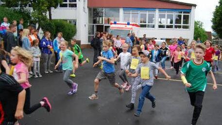 Nicht zu stoppen waren die Kinder beim Spenden-Lauf. Foto: Horst Conze