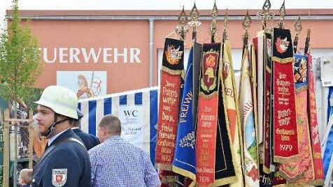 Fahnenparade vor dem neuen Feuerwehrgerätehaus Foto: Björn Hein