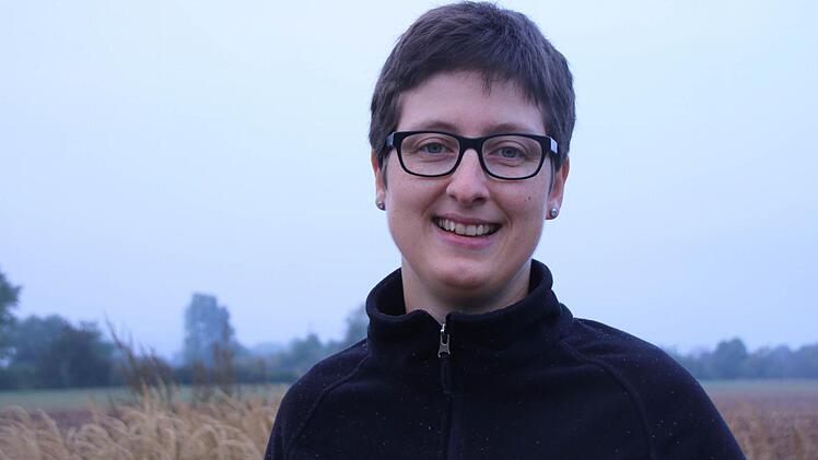 Marina Eltschka bewirtschaftet mit ihrem Mann Martin die Sonnenblumenfelder zwischen Ebelsbach und Schönbach. Foto: Friederike Stark