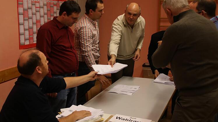 Hier wird ausgezählt: die Wahlhelfer im Gebäude der Volkshochschule in Hofheim.