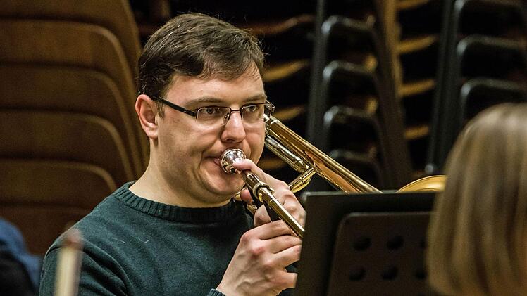 Proben-Impressionen: So bereitet sich der Musizierkreis Neustadt mit seinem Leiter Norbert Luche auf sein Neujahrskonzert am 14. Januar vor.Foto: Jochen Berger