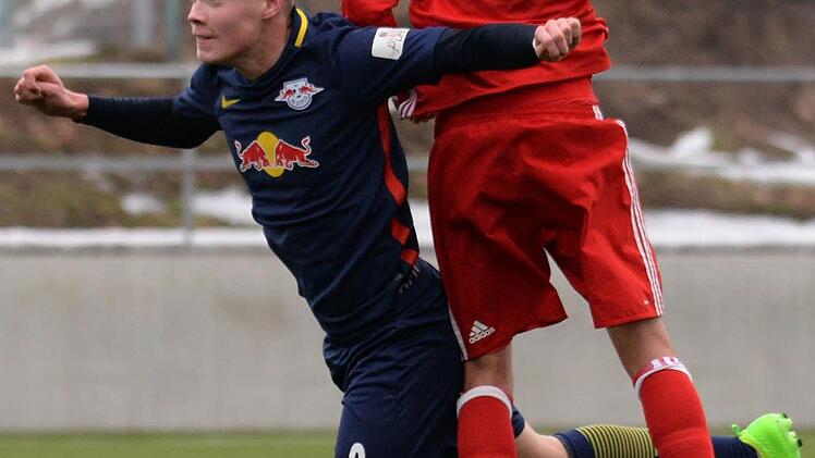 Daniel Jelisic (FC Bayern/rechts) gegen Lukas Krüger von RB Leipzig. Foto: Peter Mularczyk