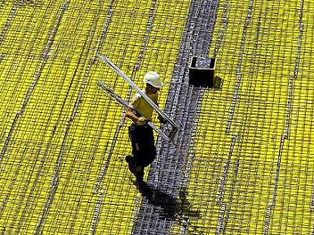 Auf dem Bau: Maurer und andere Arbeiter in der Branche haben gute Zukunftschancen. Jedoch sieht die Gewerkschaft einen gravierenden Fachkr&auml;ftemangel, gegen den die Betriebe angehen sollten.  Foto: IG BAU