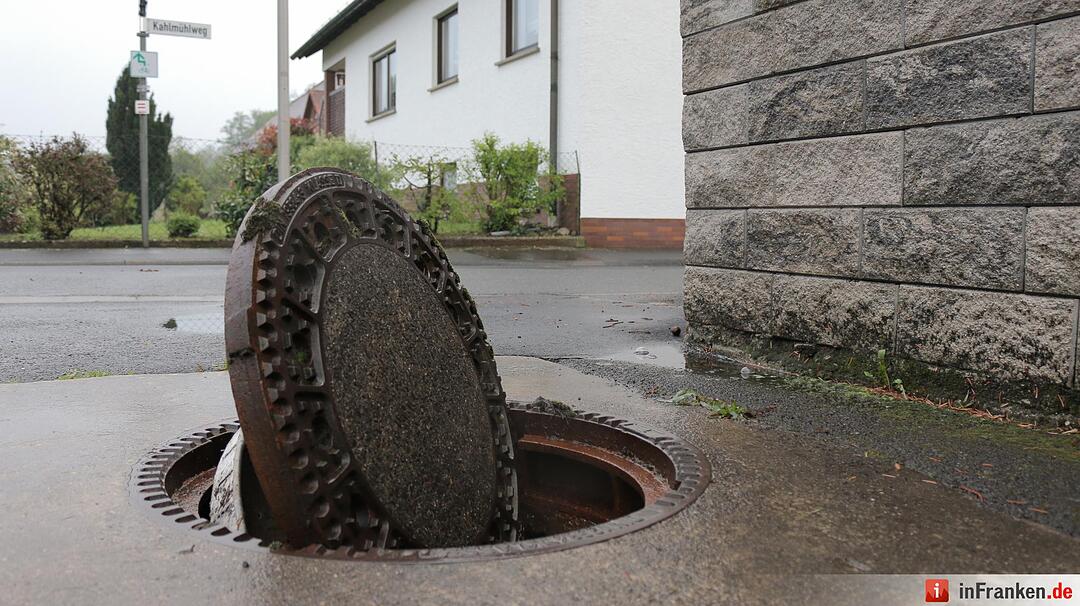 Unwetter über Unterfranken: Straßen überflutet, Keller unter Wasser - Feuerwehr versucht Wassermassen einzudämmen - Straßen teilweise komplett gesperrt