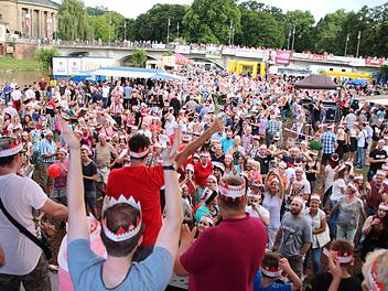 Jubel: Die mehr als tausend Sänger haben sich ihr Freibier gestern redlich verdient. Foto: Ralf Ruppert