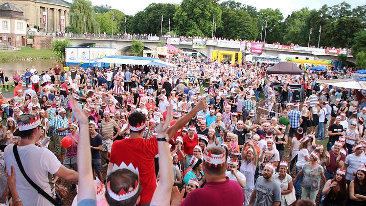 Jubel: Die mehr als tausend Sänger haben sich ihr Freibier gestern redlich verdient. Foto: Ralf Ruppert