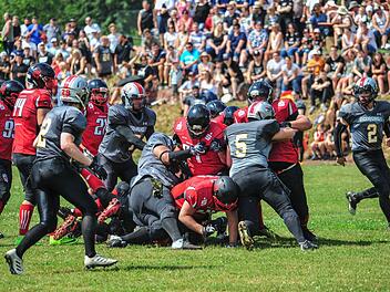 Die Coburg CoTrojans (graue Trikots) legten sich vor großer Kulisse auf dem Sportgelände des SV Hut mächtig ins Zeug.  Fotos: Hagen Lehmann