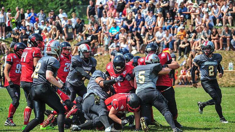 Die Coburg CoTrojans (graue Trikots) legten sich vor großer Kulisse auf dem Sportgelände des SV Hut mächtig ins Zeug.  Fotos: Hagen Lehmann