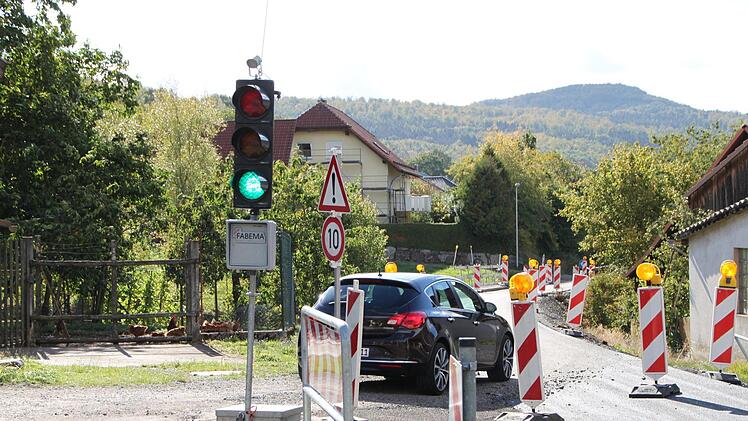 Ein kurzes Stück der Bahntrasse ist allerdings asphaltiert worden. Es dient als Umleitungsstrecke für die Riedenberger während einer Baustelle. Foto: Ulrike Müller