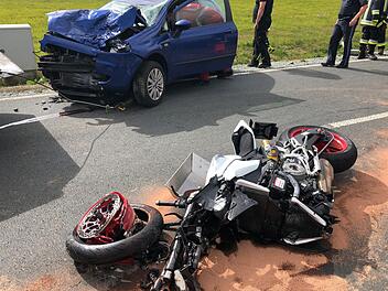 Schwerer Unfall bei Wei&szlig;dorf: Der Motorradfahrer erlitt mehrere Knochenbr&uuml;che, der Autofahrer wurde leicht verletzt. Foto: News5/ Fricke