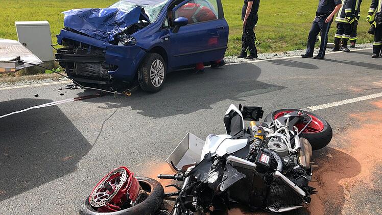 Schwerer Unfall bei Wei&szlig;dorf: Der Motorradfahrer erlitt mehrere Knochenbr&uuml;che, der Autofahrer wurde leicht verletzt. Foto: News5/ Fricke
