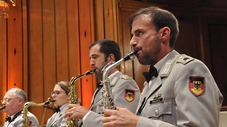 Das Heeresmusikkorps Veitshöchheim (früher HMK 12) unter der Leitung von Oberstleutnant Roland Kahle begeisterte durch seine Vielseitigkeit.Peter Klopf
