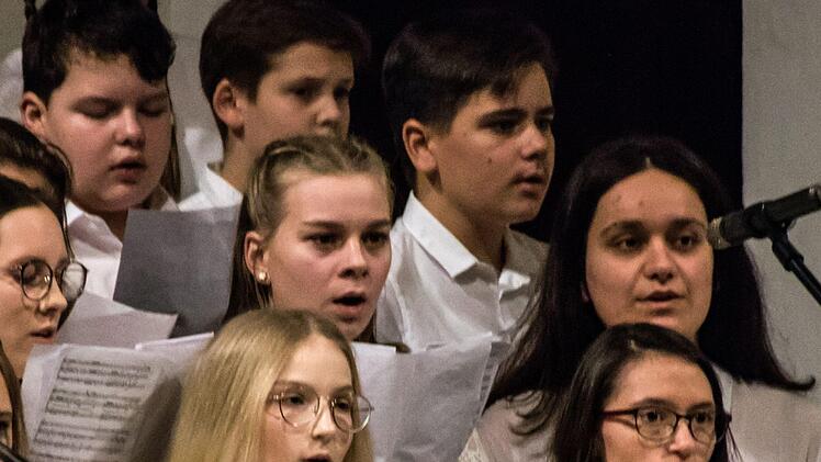 Zahlreiche Mitwirkende gestalteten die konzertante Weihnachtsfeier  des Casimirianums in St. Moriz - vom Vororchester bis zu den CaSingers und den CaSinfonikern unter der Leitung von Hans-Jürgen Hofmann.Foto: Jochen Berger