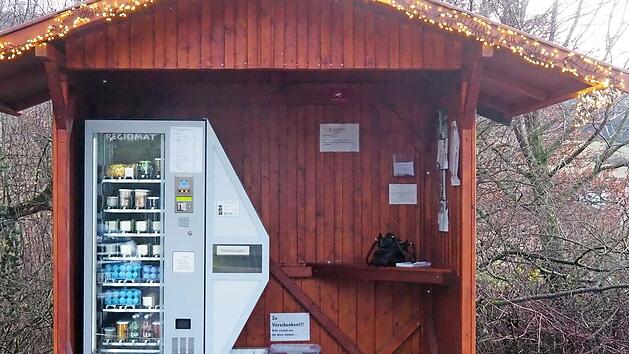 Der "Regiomat" gleicht optisch einem handels&uuml;blichen Automaten f&uuml;r Getr&auml;nke oder S&uuml;&szlig;igkeiten. Foto: Andrea Sp&ouml;rlein