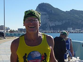 85 Länder und sämtliche Kontinente, zuletzt die Antarktis und der Jemen: Jürgen Sinthofen aus Altendorf bei Hirschaid läuft  seit 34 Jahren  Marathon und hat sich in der Vor-Corona-Zeit eine beeindruckende Sammlung aufgebaut. Das Bild zeigt ihn bei einem Marathon in Gibraltar.privat