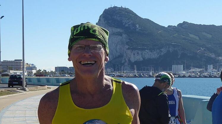 85 Länder und sämtliche Kontinente, zuletzt die Antarktis und der Jemen: Jürgen Sinthofen aus Altendorf bei Hirschaid läuft  seit 34 Jahren  Marathon und hat sich in der Vor-Corona-Zeit eine beeindruckende Sammlung aufgebaut. Das Bild zeigt ihn bei einem Marathon in Gibraltar.privat