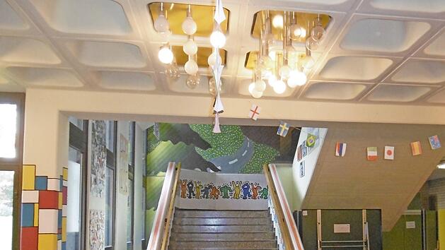 Der momentan bestehende Treppenaufgang in der Gottfried-Neukam-Mittelschule wird im Zuge der Generalsanierung nach außen installiert, im entstehenden Freiraum entstehen Lehrräume. Ein Aufzug wird stattdessen für barrierefreien Zugang auch im Innenbereich sorgen.  Foto: Karl-Heinz Hofmann