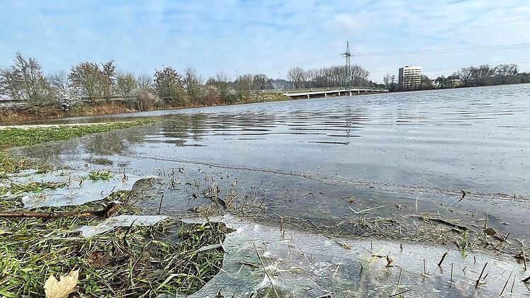 Der Wiesengrund bei Erlangen war auch wieder überflutet. Die Dechsendorfer Brücke überspannt diese heikle Stelle.