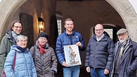 Freuen sich schon, wenn die Skulptur „Christus auf der Wies“ bald wieder aufgestellt werden kann (von links): Museumsleiter Nicolas Zenzen, die Vorsitzende der Museumsfreunde, Anna Spor, Beisitzerin Marlis Albert, Jagdvorsteher Andreas Petsch, Bür...