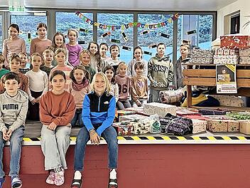 Flei&szlig;ig haben die Schulkinder P&auml;ckchen f&uuml;r notleidende Kinder gef&uuml;llt.