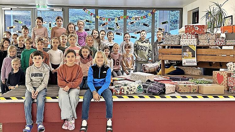 Flei&szlig;ig haben die Schulkinder P&auml;ckchen f&uuml;r notleidende Kinder gef&uuml;llt.