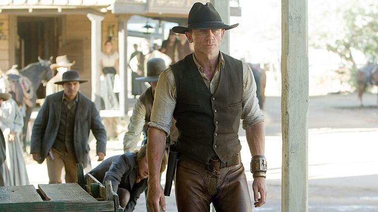 Jake Lonergan (Daniel Craig) sollte eigentlich dem Gangster-Handwerk nachgehen. Doch inmitten der Alien-Attacken bleibt daf&uuml;r gar keine Zeit.