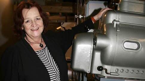 Lachend denkt Kinochefin Brigitte Kilic an die Zeit der alten Filmvorführgeräte zurück. Heute geht alles per Knopfdruck. Manche Filme werden sogar schon via Satellit überspielt.