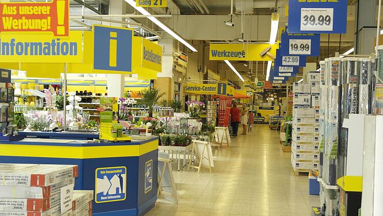 Ein ganz normaler Donnerstagmorgen im Kulmbacher Praktiker-Baumarkt? Der Schein trügt. Nach der Insolvenz, die das Unternehmen am Mittwochabend bekannt gegeben hatte, bangen rund 30 Mitarbeiter um ihren Job. Foto: Peter Müller