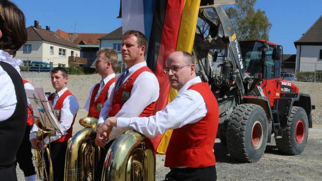 Die "Sterzelbacher Musikanten" aus Prappach machten die Musik beim Spatenstich.