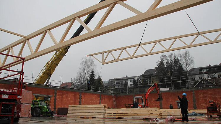 Günter Spindler dirigiert das Bauteil an seinen Platz. Foto: Ulrike Müller