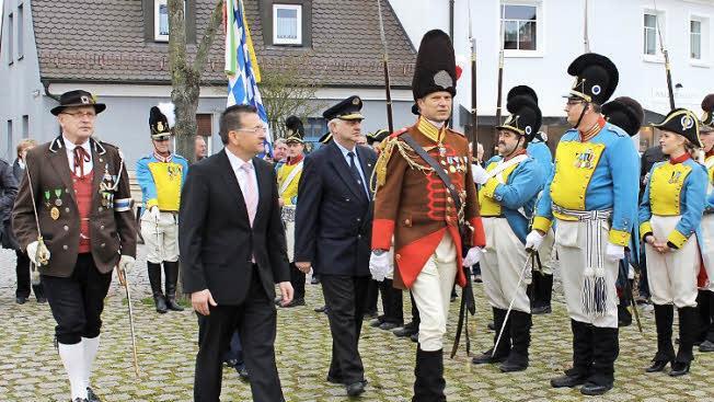 Bürgermeister Karsten Fischkal (2.v.l.) nimmt mit Landeskommandant Jürgen Völkl die Parade ab.