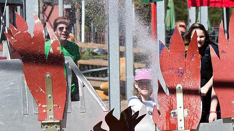 Großes Abschlussfest für Neustadt und seine Kinder: das Piratenfest im Freitzeitpark lockte am Sonntag unzählige Familien an. Foto: Albert Höchstädter